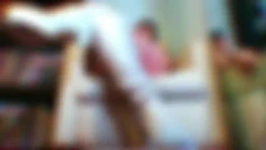 Krieche vor meinen stiefeln, schlampe.