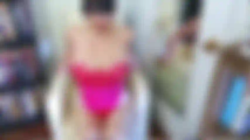 Joi in glänzenden strumpfhosen.