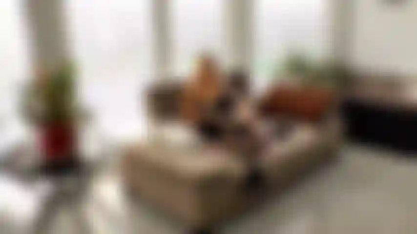 Meine haarige fotze wird mit einem dildo gefickt.