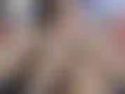 Zigarettenstrippe - in einem burgunderfarbenen bh und unterwäsche, mit passendem lippenstift, ziehe ich meinen behaarten, kurvigen körper nackt aus, während ich eine zigarette rauche. Ich spiele mit meinen titten und meiner muschi und streichle meinen busch und meine behaarten beine.