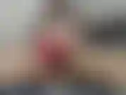 Spiegelreiten auf einem weißen dildo.