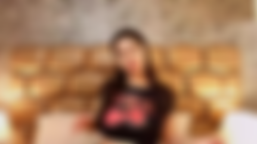 Spiele mit meinen titten und meinen brustwarzen.