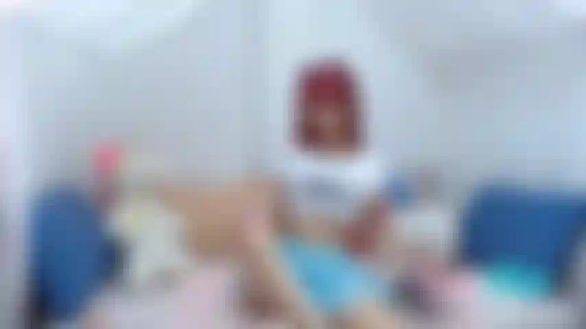 Beobachte meinen körper, während ich mich ausziehe, schaue auf meinen fantastischen arsch und errege mich.