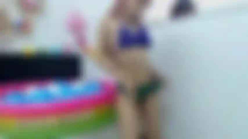 Ich mache einen erotischen tanz für dich, um später mit meinem lieblingsspielzeug zu masturbieren, hör nicht auf, mir zuzusehen.