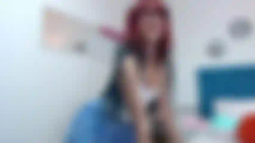 Beobachte meinen körper, während ich mich ausziehe, schaue auf meinen fantastischen arsch und errege mich.