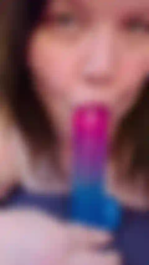 Kurzer blowjob, lila dildo.