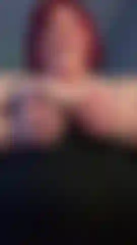 Tittenmassage, tanktop, rote haare.