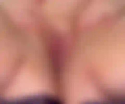 Spiele ganz nah mit meiner feuchten muschi.