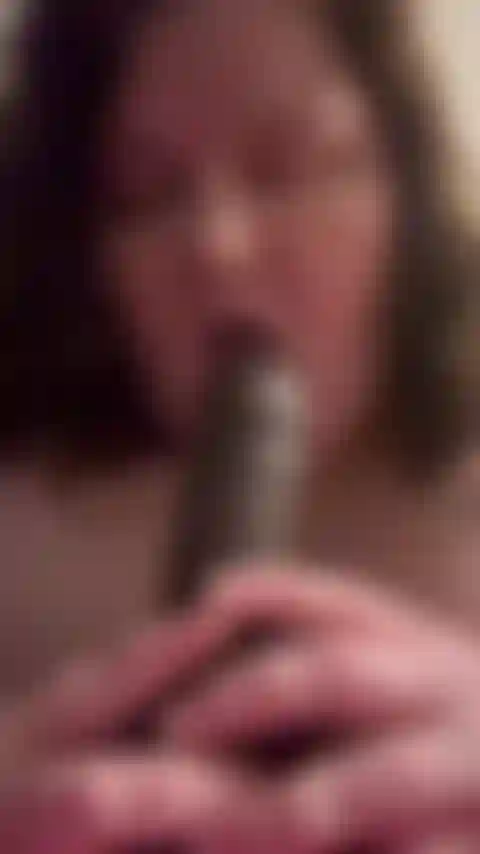 Ihre muschi mit einem dildo fickt.