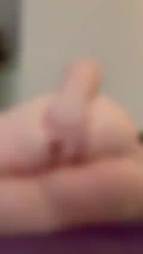 Arschloch ganz nah, auf der seite liegend.