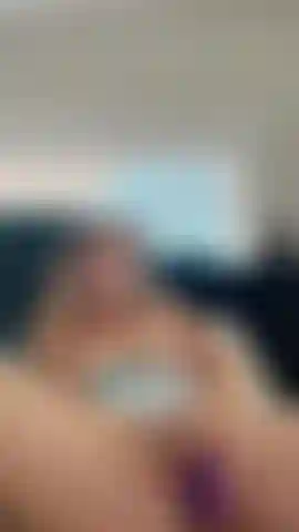 Spiele mit meinem riesigen dildo.