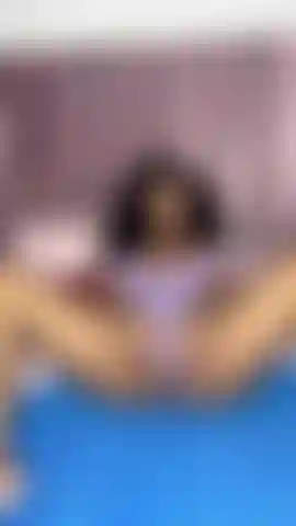 Genieß es, während ich mich für dich berühre, ich mag es, sehr nass für dich zu sein, du willst mich nass machen.