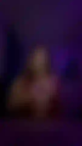 Ein kurviger körper, den deine lieblingsschlampe neckt.