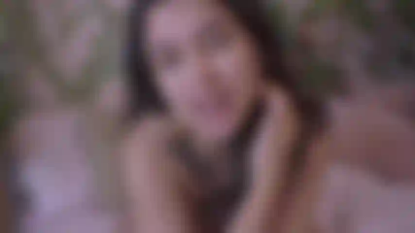 Während ihrer hochschwangerschaft auf einem kissen herumhüpft.