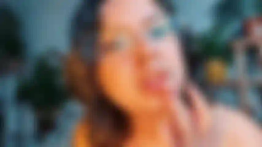 Die lipgloss in nahaufnahme anzieht.