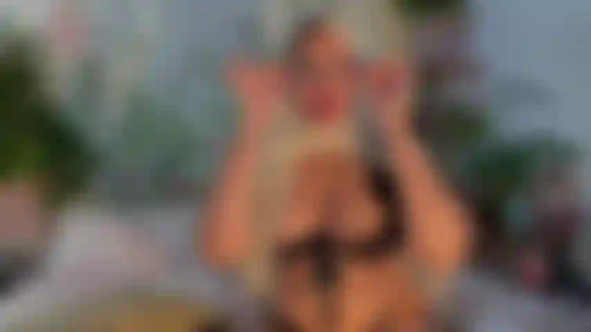 Ein hijabi-muslim, der mit sperma auf gesicht und titten kommt.