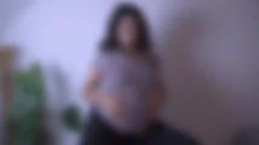 Die auf einem yogaball hüpft.