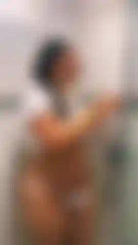 Köstliche heiße dusche.