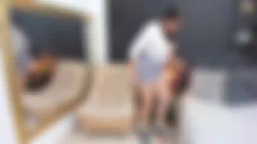 Ein schulmädchen erniedrigt den weißen penis und masturbiert den schwarzen penis.