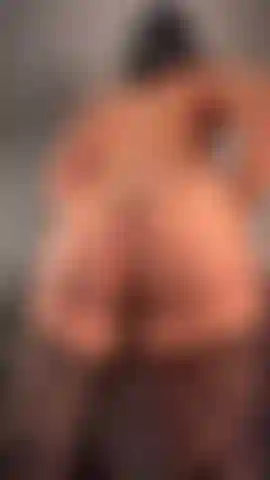 Das ist ein erstes mal.. Ich habe meinen wand in meinen strumpf gesteckt, um ihn nah an meiner klitoris zu halten, und oh mein gott, dabei gestanden, während ich wie verrückt gezittert, mich gewunden und heftig abgespritzt habe.