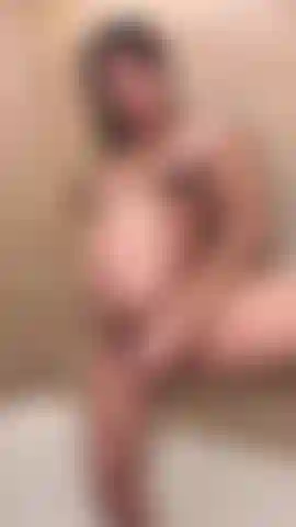 Schwangeres duschspiel – mein schwerer schwangerschaftsbauch ist mir im weg, aber das hält mich nie davon ab, mit meiner gierigen muschi zu spielen. So ein großer bauch und trotzdem nehme ich jeden zentimeter, sogar unter der dusche!