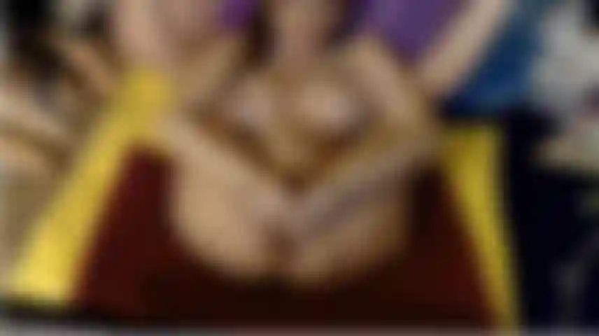 Sahne sprudelt aus meiner muschi. Nippelklemmen, die dieses loch xxx ankurbeln.