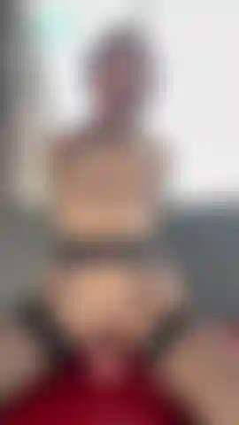 Einen knebel im mund, damit man nicht so einen guten schwanz hört.