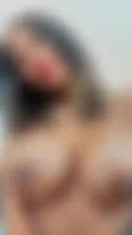 Die brüste eincremt