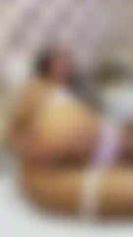 Schlag auf meinen großen hintern. Ich genieße es wirklich, meinen großen hintern hüpfen zu spüren.