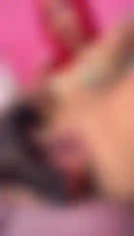 Führe mein spielzeug an die eier heran, ganz nah, damit du es genießen kannst.