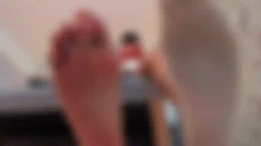 Lassen sie sich von dem gefühl meiner finger verführen, die über ihre haut gleiten, während sie in ein erlebnis eintauchen, das ihnen den atem raubt und sie nach mehr verlangen lässt. Es ist zeit, das ultimative vergnügen zu meinen füßen zu entdecken.