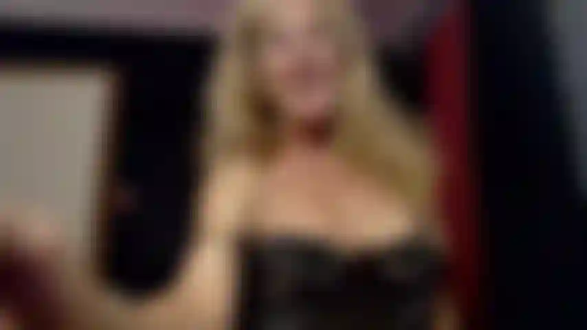 Oma, die pornos anschaut und spaß mit spielzeug hat.