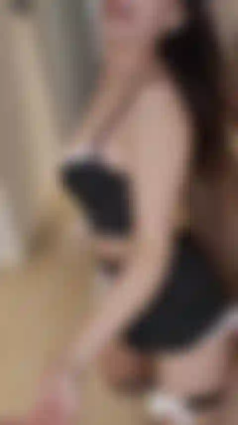 Ein schmutziges dienstmädchen, das dir einen bläst und auf deinem harten schwanz reitet, bis ich ihn vollspritze.