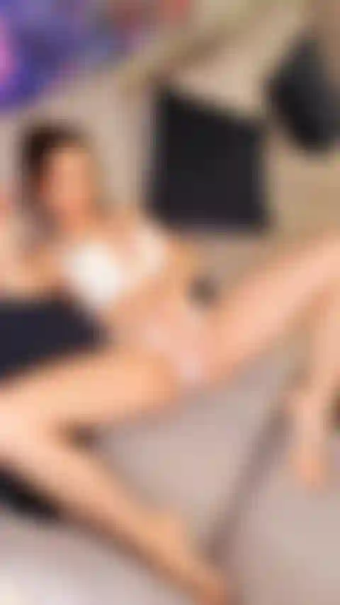 Diese muschi mit domi neckt