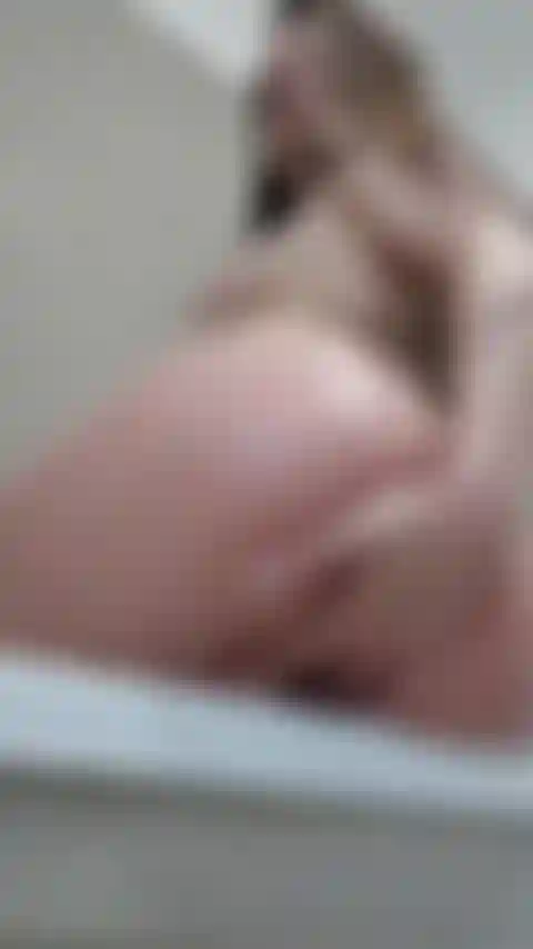 Nahaufnahme des pussyfingerns im badezimmer