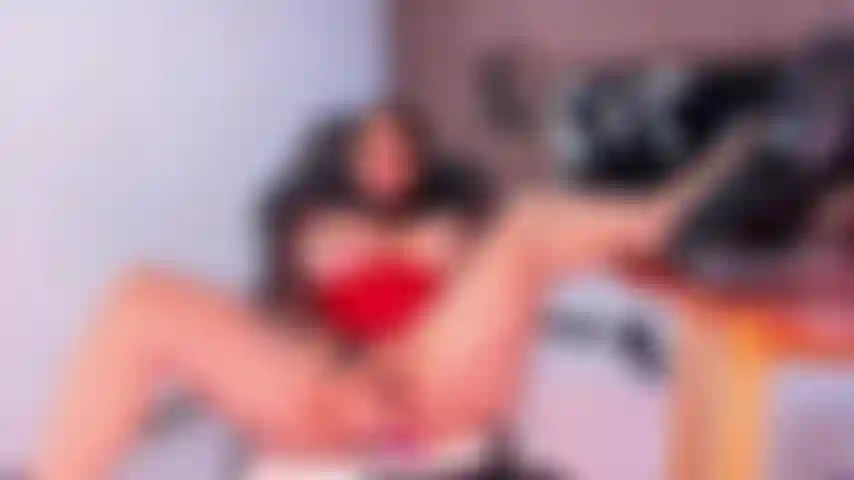 Stecke mir einen dildo in meine hübsche muschi.