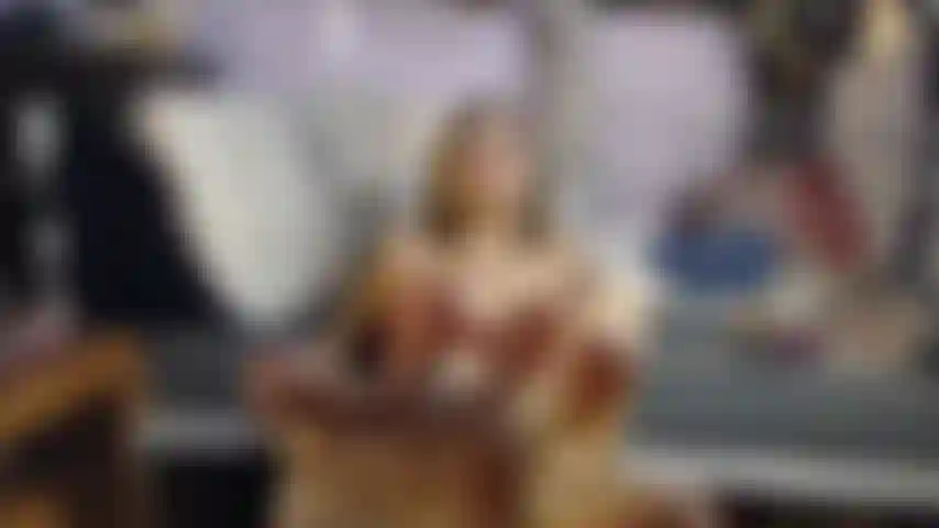 Komm, lecke und lutsche meine zehen, dann meine süße muschi und meinen arsch... Lass mich dich lutschen, während du meine füße und meine muschi leckst. Ich drehe mich doggy um, damit du mich gut ficken kannst, ziehe aus und wichse auf meine füße. Dann mache ich dich sauber.