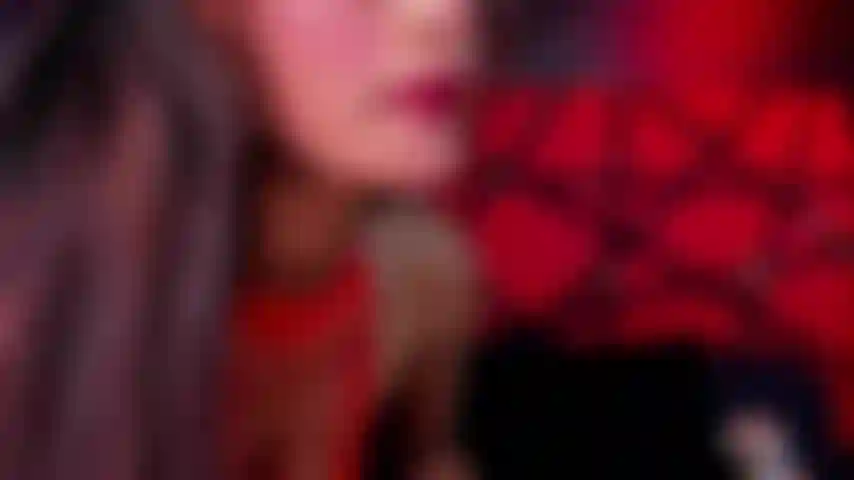 Schlucke deinen schwanz und lutsche ihn mit jeder bewegung tief.