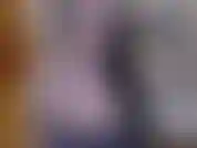 Necke dich und zeige dir, wie ich gerne komme, mit meinem lieblingsspielzeug, meinem zauberstab! Es lässt meinen ganzen körper vor vergnügen zittern.