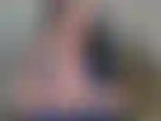 Das video ist ganz auf französisch - ich ermutige dich, deinen schwanz für meine großen titten zu streicheln, sie einzuölen, dich zu necken und meine muschi zu fingern, bevor ich dich anflehe, über meine perfekten titten zu kommen.