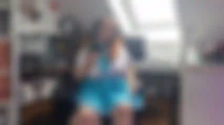 Gamer Freundin besorgt es sich! Geil durch zocken