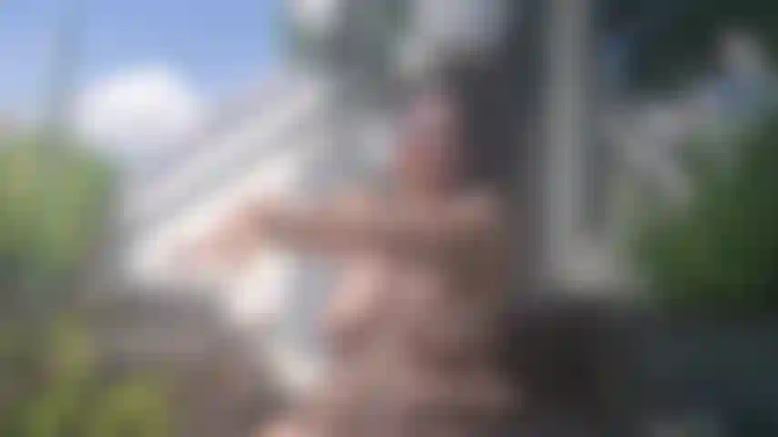 Ihren körper im freien einölt.