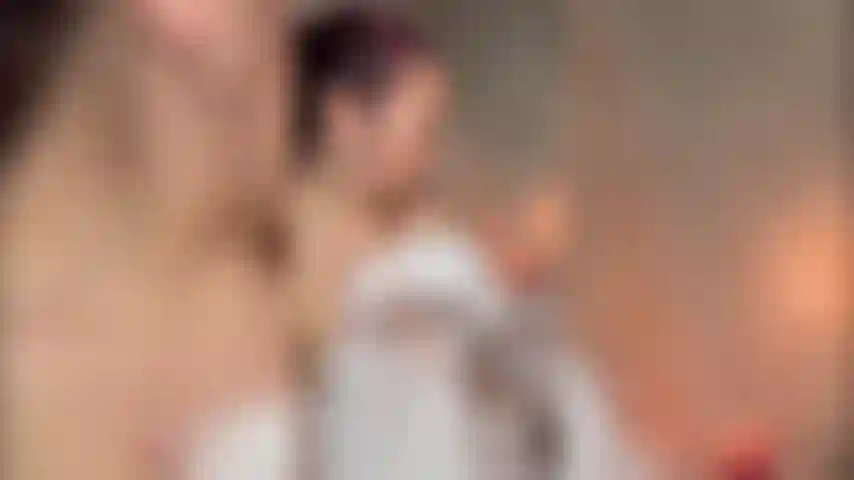 Heißes schaumbad mit eingeseiften titten.