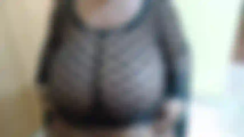 Große brüste auf netzstrümpfen.