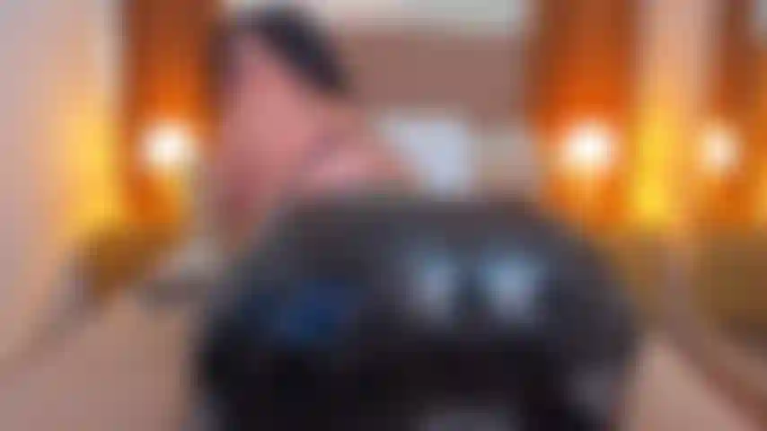 Und streichle meinen großen hintern mit öl in meiner latexhose.