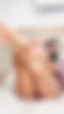 Ich masturbiere meine muschi, während ich an meinen zehen sauge.