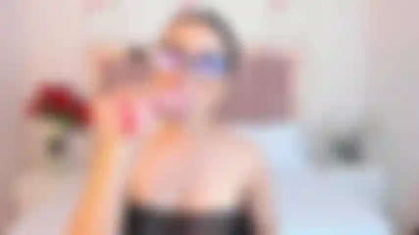 Ich spiele mit deinem schwanz auf meinen titten und in meinem mund.