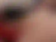 Ein großes rotes spielzeug in einem sehr engen kleinen loch. Wie dieser süße marienkäfer es tief nimmt und sich aus nächster nähe um ihn herum streckt!