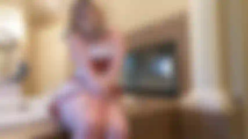 Ich war heute so nass, dass es ein schmerzendes, pochendes gefühl war, das meinen ganzen körper niederdrückte. Gedanken an nasse, warme finger, die heute früher in mich eintauchten, machten mich nach mehr verlangen. Ich brauche dich! Deine finger.