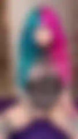 Ein fetter drachenschwanz auf einer fickmaschine mit nippelklemmen und squirting.